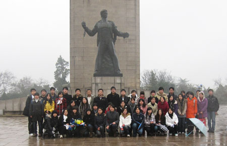 同学们在革命烈士纪念碑前合影